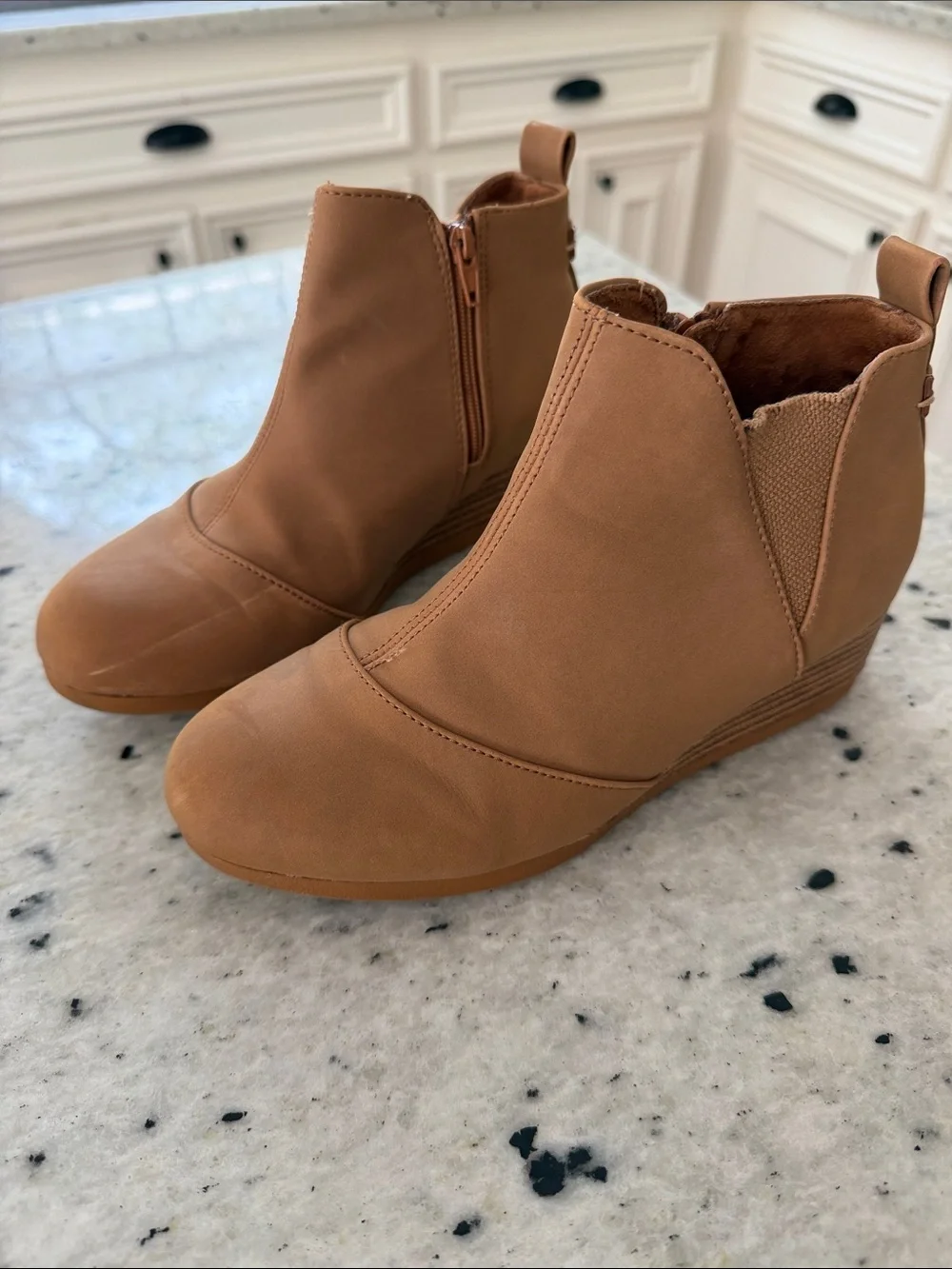 Toms stylish tan